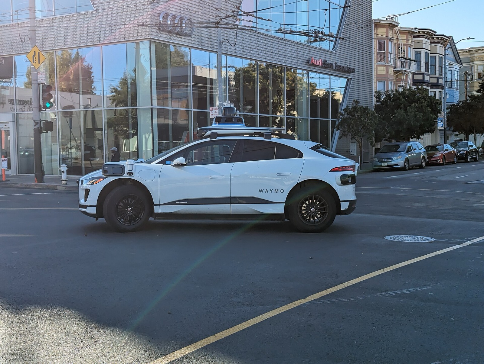 샌프란시스코의 웨이모 재규어 I-PACE